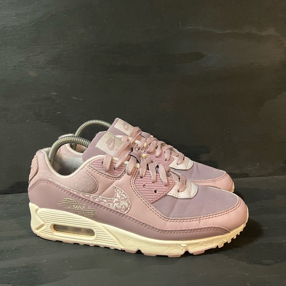 Nike Air Max 90 Women’s Size 9.5 Plum Fog Camo Purple Shoes Athletic DC9445-500
